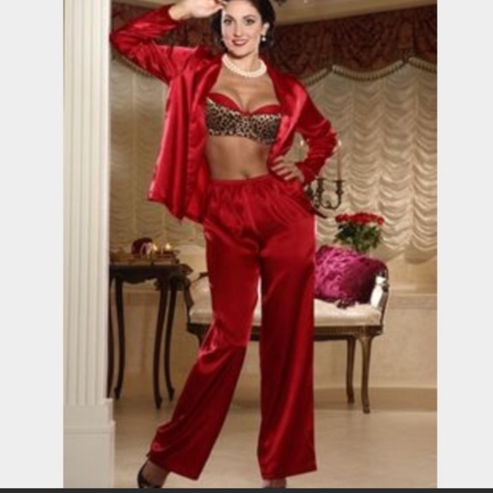 ❤️💋💃🏼🎅Victoria Secret Red Silky Satin PJ set